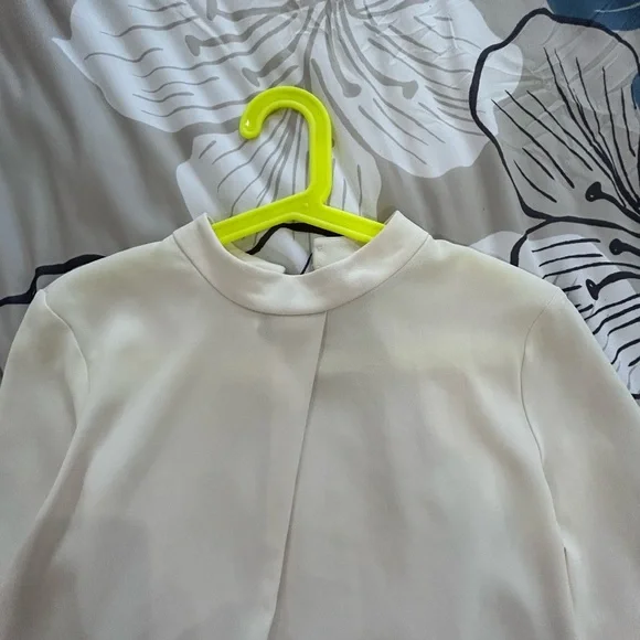 💥PRICE⬇️
ANN TAYLOR • High Collar Cream Blouse • Size MP • - Picture 3 of 7
